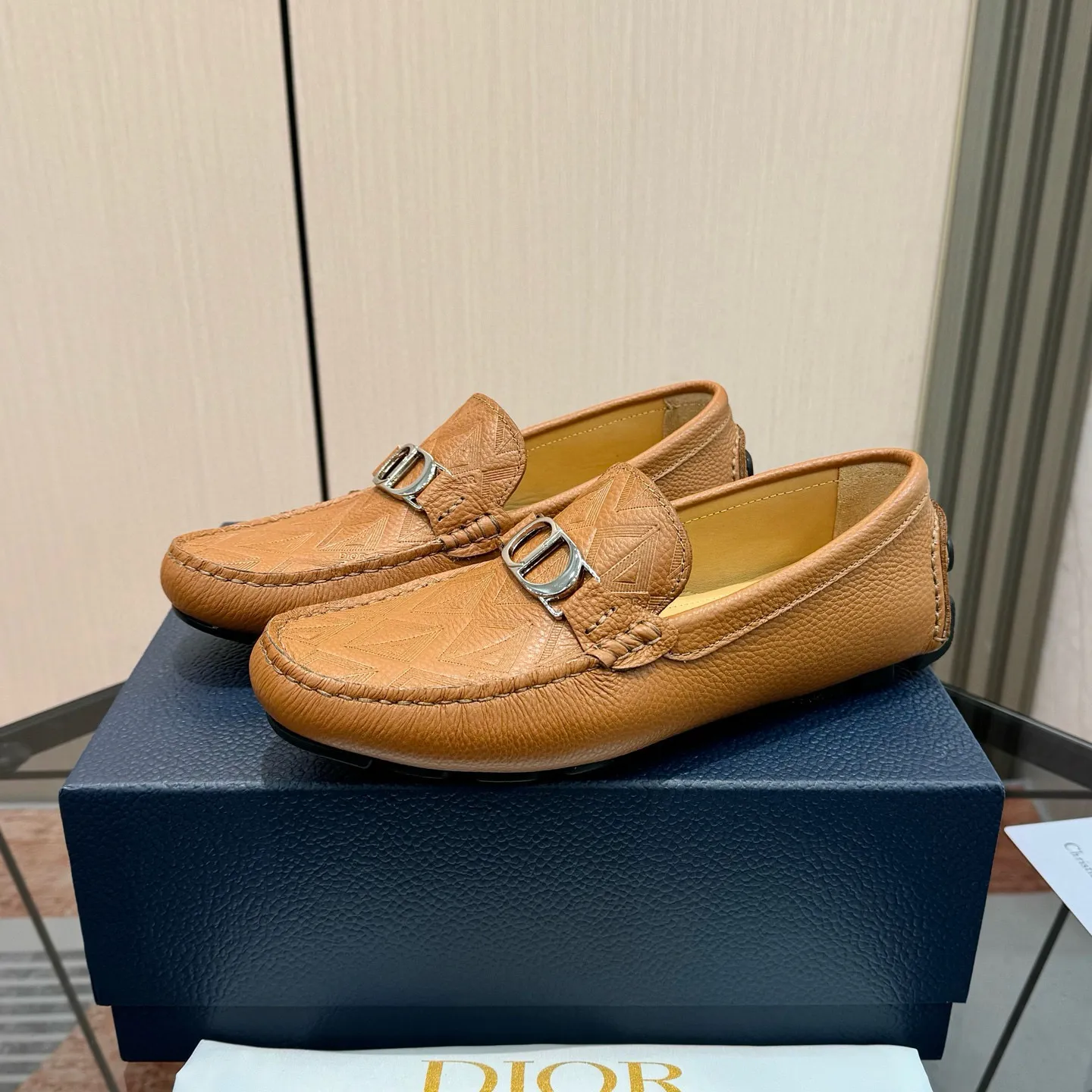 Men's shoes: 580💰 (Niu Li) (Dior Doudou shoes) Exclusive new model Official website new model The upper is made of high-quality imported calf, the color is delicate, and the flowing luxurious texture is tailor-made for exquisite men, creating a noble aura. Delicate and smooth lines. Cowhide lining. Size: 38-44, 45 customized. Outdoor driving shoes for experienced drivers🚗
